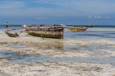2018.02.21, Kiwengwa, Tanzanya. Ufuk çizgisi arka plan üzerinde sahil şeridi üzerinde eski bir tekne. Tanzanya seyahat.