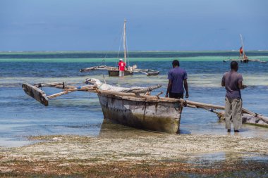 2018.02.21, Kiwengwa, Tanzanya. Ufuk çizgisi arka plan üzerinde sahil şeridi üzerinde eski bir tekne. Tanzanya seyahat. Orada kendi tekne ile balıkçılar.
