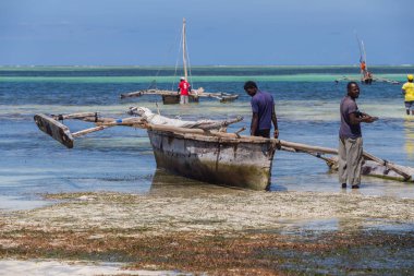 2018.02.21, Kiwengwa, Tanzanya. Ufuk çizgisi arka plan üzerinde sahil şeridi üzerinde eski bir tekne. Tanzanya seyahat. Orada kendi tekne ile balıkçılar.
