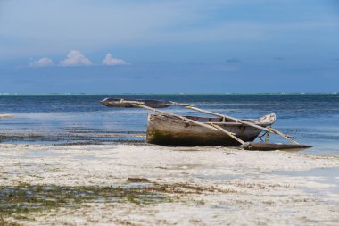 2018.02.21, Kiwengwa, Tanzanya. Ufuk çizgisi arka plan üzerinde sahil şeridi üzerinde eski bir tekne. Tanzanya seyahat.