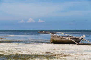 2018.02.21, Kiwengwa, Tanzanya. Ufuk çizgisi arka plan üzerinde sahil şeridi üzerinde eski bir tekne. Tanzanya seyahat.