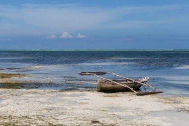 2018.02.21, Kiwengwa, Tanzanya. Ufuk çizgisi arka plan üzerinde sahil şeridi üzerinde eski bir tekne. Tanzanya seyahat.