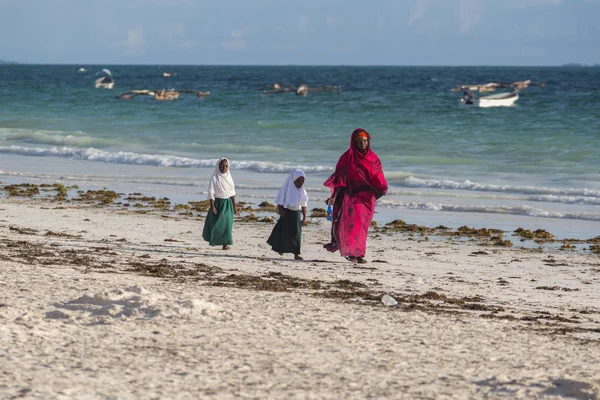 2018.02.21, Kiwengwa, Tanzanya. Bir grup genç insan sahilde yürüyüş. Öğrenciler eve gidiyor. Çocuklar eve gidiyor.