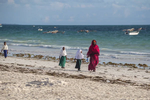2018.02.21, Kiwengwa, Tanzanya. Bir grup genç insan sahilde yürüyüş. Öğrenciler eve gidiyor. Çocuklar eve gidiyor.