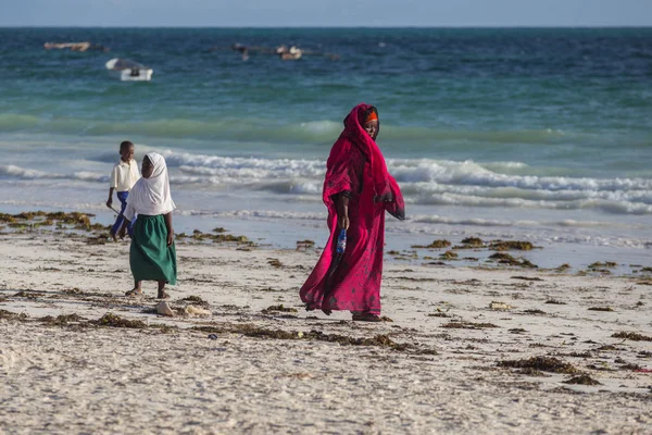 2018 Kiwengwa Tanzania Gruppo Giovani Che Camminano Lungo Spiaggia Studenti — Foto Stock