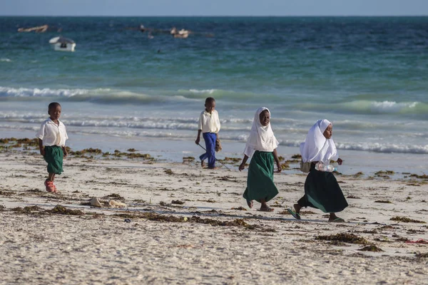 2018 Kiwengwa Tanzania Gruppo Giovani Che Camminano Lungo Spiaggia Studenti — Foto Stock