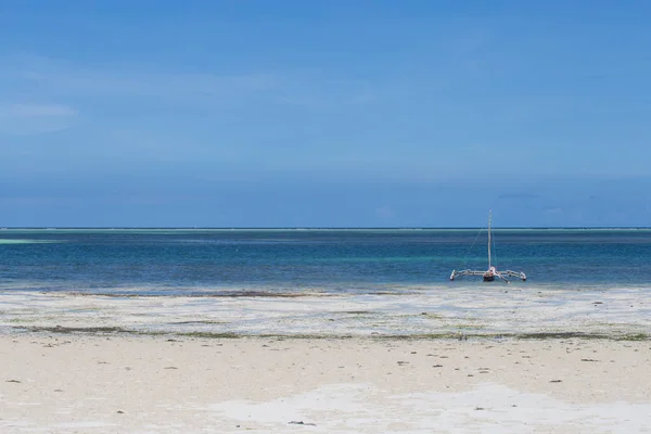 Februar 2018 Kiwengwa Tansania Ein Altes Boot Der Küste Hintergrund — Stockfoto