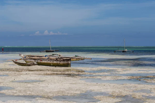 2018.02.21, Kiwengwa, Tanzanya. Ufuk çizgisi arka plan üzerinde sahil şeridi üzerinde eski bir tekne. Tanzanya seyahat.