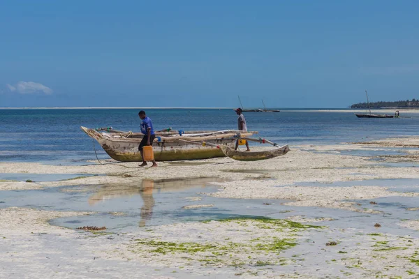 2018.02.21, Kiwengwa, Tanzanya. Ufuk çizgisi arka plan üzerinde sahil şeridi üzerinde eski bir tekne. Tanzanya seyahat. Orada kendi tekne ile balıkçılar.