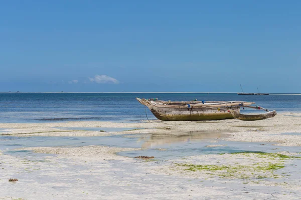 Februar 2018 Kiwengwa Tansania Ein Altes Boot Der Küste Hintergrund — Stockfoto