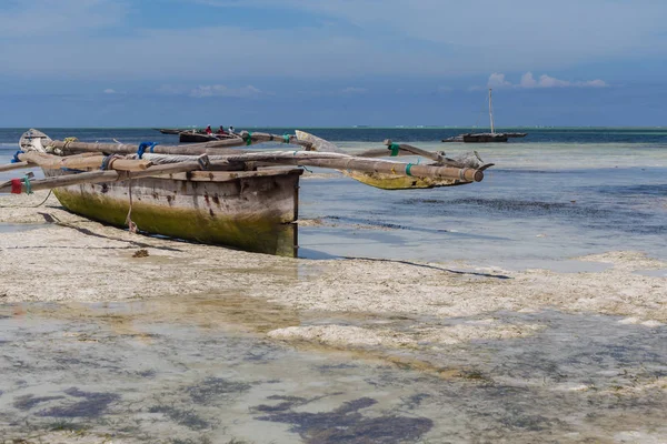 2018.02.21, Kiwengwa, Tanzanya. Ufuk çizgisi arka plan üzerinde sahil şeridi üzerinde eski bir tekne. Tanzanya seyahat.