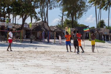2018.02.21, Kiwengwa, Tanzanya. Tanzanya seyahat. Bir grup çekici bir Afrika adam arka plan mavi gökyüzü ve okyanus plaj futbol oynamak. Zanzibar eğlence.