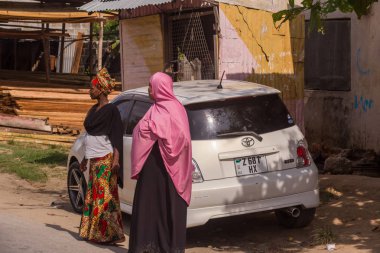 2018.02.24, Stone Town, Zanzibar, Tanzanya. Afrika çevresinde seyahat. Taş şehrin ulaşım sistemi. Sokakta taşımaları.
