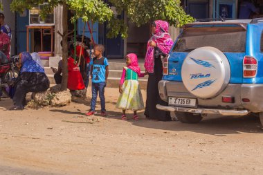 2018.02.24, Stone Town, Zanzibar, Tanzanya. Afrika çevresinde seyahat. Taş şehrin ulaşım sistemi. Sokakta taşımaları.