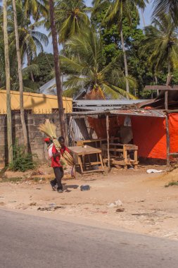 2018.02.24, Stone Town, Zanzibar, Tanzanya. Afrika çevresinde seyahat. Grup sokakta Afrika etnik insan. Market Afrika'da bir halk. Afrikalı işçi eve gidiyor.