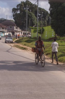 2018.02.24, Stone Town, Zanzibar, Tanzanya. Afrika çevresinde seyahat. Taş şehrin ulaşım sistemi. Sokakta taşımaları.