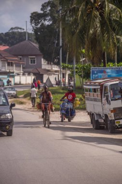 2018.02.24, Stone Town, Zanzibar, Tanzanya. Afrika çevresinde seyahat. Taş şehrin ulaşım sistemi. Sokakta taşımaları.