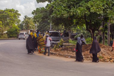 2018.02.24, Stone Town, Zanzibar, Tanzanya. Afrika çevresinde seyahat. Grup sokakta Afrika etnik insan. Market Afrika'da bir halk. Afrikalı işçi eve gidiyor.