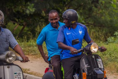 2018.02.24, Stone Town, Zanzibar, Tanzanya. Afrika çevresinde seyahat. Taş şehrin ulaşım sistemi. Sokakta taşımaları.