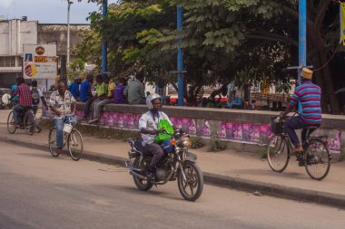 2018.02.24, Stone Town, Zanzibar, Tanzanya. Afrika çevresinde seyahat. Taş şehrin ulaşım sistemi. Sokakta taşımaları.