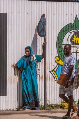 2018.02.24, Stone Town, Zanzibar, Tanzanya. Afrika çevresinde seyahat. Ulusal elbise giyen güzel Afrika kadın.