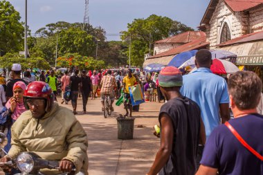 2018.02.24, Stone Town, Zanzibar, Tanzanya. Afrika çevresinde seyahat. Turistler ve yerliler için taş şehrin dar sokakta.