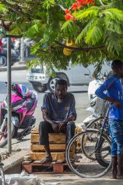 2018.02.24, Stone Town, Zanzibar, Tanzanya. Afrika çevresinde seyahat. Turistler ve yerliler için taş şehrin dar sokakta.