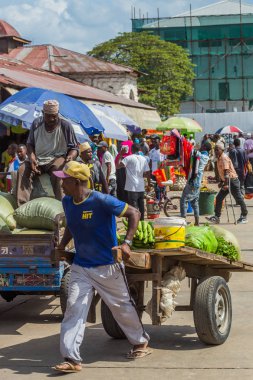 2018.02.24, Stone Town, Zanzibar, Tanzanya. Afrika çevresinde seyahat. Turistler ve yerliler için taş şehrin dar sokakta.