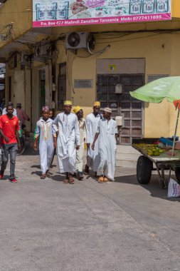 2018.02.24, Stone Town, Zanzibar, Tanzanya. Afrika çevresinde seyahat. Turistler ve yerliler için taş şehrin dar sokakta.