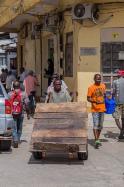 2018.02.24, Stone Town, Zanzibar, Tanzanya. Afrika çevresinde seyahat. Turistler ve yerliler için taş şehrin dar sokakta.