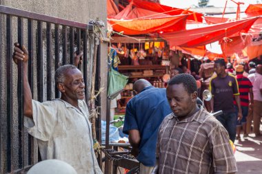 2018.02.24, Stone Town, Zanzibar, Tanzanya. Afrika çevresinde seyahat. Turistler ve yerliler için taş şehrin dar sokakta.