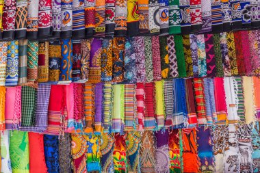 2018.02.24, Stone Town, Zanzibar, Tanzanya. Afrika çevresinde seyahat. üstünde belgili tanımlık sayaç renkli kumaşlar.