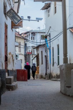 2018.02.24, Stone Town, Zanzibar, Tanzanya. Afrika çevresinde seyahat. Turistler ve yerliler için taş şehrin dar sokakta.