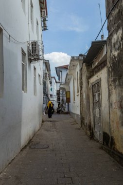 2018.02.24, Stone Town, Zanzibar, Tanzanya. Afrika çevresinde seyahat. Turistler ve yerliler için taş şehrin dar sokakta.