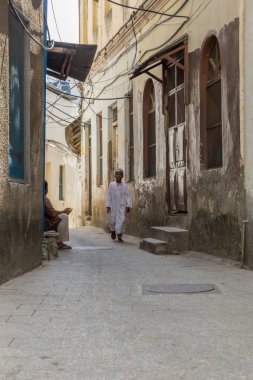 2018.02.24, Stone Town, Zanzibar, Tanzanya. Afrika çevresinde seyahat. Turistler ve yerliler için taş şehrin dar sokakta.