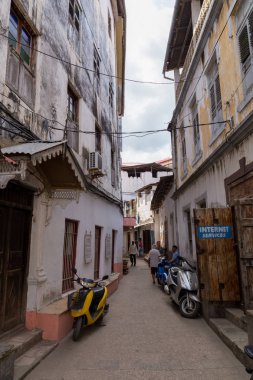 2018.02.24, Stone Town, Zanzibar, Tanzanya. Afrika çevresinde seyahat. Turistler ve yerliler için taş şehrin dar sokakta.