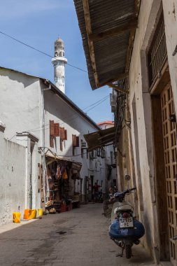 2018.02.24, Stone Town, Zanzibar, Tanzanya. Afrika çevresinde seyahat. Turistler ve yerliler için taş şehrin dar sokakta.