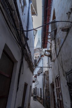 2018.02.24, Stone Town, Zanzibar, Tanzanya. Afrika çevresinde seyahat. Turistler ve yerliler için taş şehrin dar sokakta.