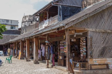 2018.02.24, Stone Town, Zanzibar, Tanzanya. Afrika çevresinde seyahat. Turistler ve yerliler için taş şehrin dar sokakta.