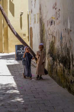 2018.02.24, Stone Town, Zanzibar, Tanzanya. Afrika çevresinde seyahat. Yerli Afrika taş şehrin dar sokakta.