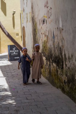 2018.02.24, Stone Town, Zanzibar, Tanzanya. Afrika çevresinde seyahat. Yerli Afrika taş şehrin dar sokakta.