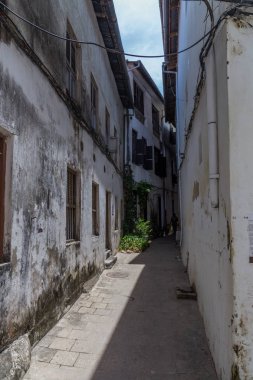 2018.02.24, Stone Town, Zanzibar, Tanzanya. Afrika çevresinde seyahat. Dar sokak ve ev taş şehir duvar.