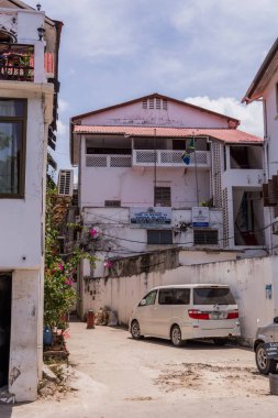 2018.02.24, Stone Town, Zanzibar, Tanzanya. Afrika çevresinde seyahat. Turistler ve yerliler için taş şehrin dar sokakta.