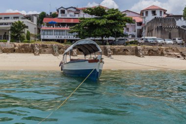 2018.02.24, Stone Town, Zanzibar, Tanzanya. Afrika çevresinde seyahat. Deniz Manzaralı kıyı şeridi. Güneşli bir gün, Afrika deniz manzarası.