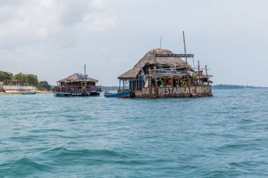 2018.02.24, Stone Town, Zanzibar, Tanzanya. Afrika çevresinde seyahat. Deniz Manzaralı kıyı şeridi. Güneşli bir gün, Afrika deniz manzarası.