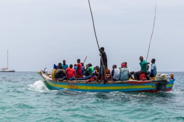 2018.02.24, Stone Town, Zanzibar, Tanzanya. Afrika çevresinde seyahat. Tekne dalgalar üzerinde yüzen Afrika halkının tam. 