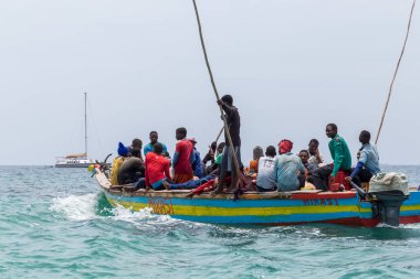 2018.02.24, Stone Town, Zanzibar, Tanzanya. Afrika çevresinde seyahat. Tekne dalgalar üzerinde yüzen Afrika halkının tam. 