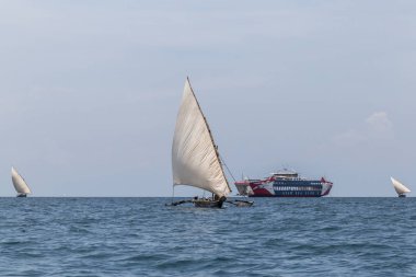 2018.02.24, Stone Town, Zanzibar, Tanzanya. Afrika çevresinde seyahat. Yelkenli gemi ufuk çizgisi arka plan üzerinde.