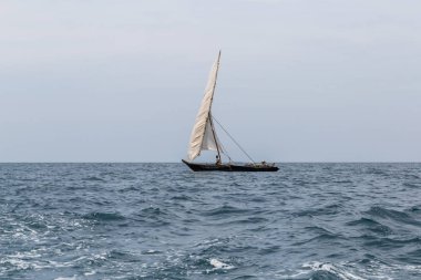2018.02.24, Stone Town, Zanzibar, Tanzanya. Afrika çevresinde seyahat. Yelkenli gemi ufuk çizgisi arka plan üzerinde.