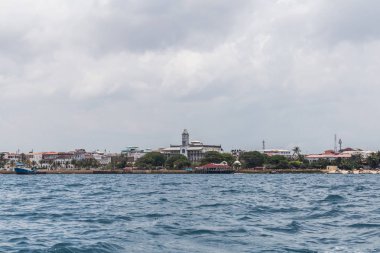 2018.02.24, Stone Town, Zanzibar, Tanzanya. Afrika çevresinde seyahat. Deniz Manzaralı kıyı şeridi. Güneşli bir gün, Afrika deniz manzarası.
